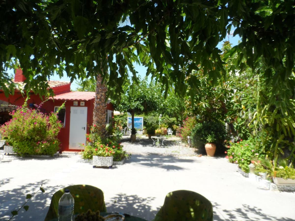 Casa Con Jardin Frente Playa De Hébergement de vacances *